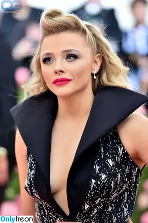 Chloë Grace Moretz / chloegmoretz nude photo #0393