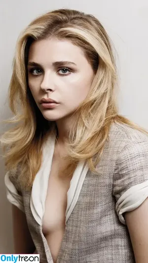Chloë Grace Moretz / chloegmoretz nude photo #0400
