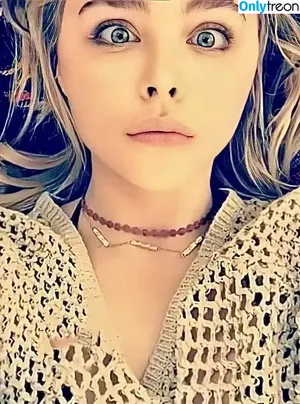 Chloë Grace Moretz / chloegmoretz nude photo #0403