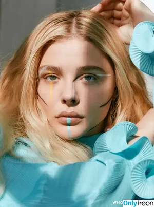 Chloë Grace Moretz / chloegmoretz nude photo #0410