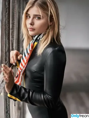 Chloë Grace Moretz / chloegmoretz nude photo #0418