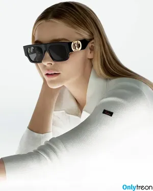 Chloë Grace Moretz / chloegmoretz nude photo #0423