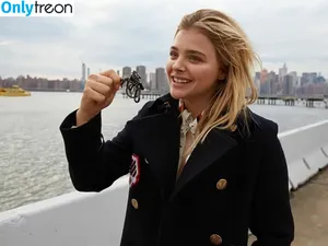 Chloë Grace Moretz / chloegmoretz nude photo #0434