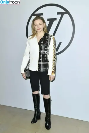Chloë Grace Moretz / chloegmoretz nude photo #0463