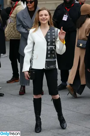 Chloë Grace Moretz / chloegmoretz nude photo #0468