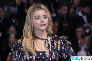 Chloë Grace Moretz / chloegmoretz nude photo #0476