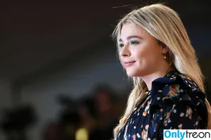 Chloë Grace Moretz / chloegmoretz nude photo #0480