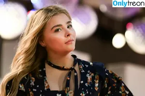 Chloë Grace Moretz / chloegmoretz nude photo #0481