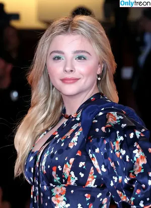 Chloë Grace Moretz / chloegmoretz nude photo #0486