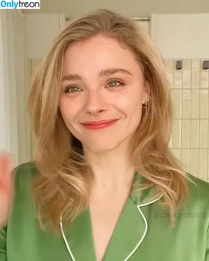 Chloë Grace Moretz / chloegmoretz nude photo #0511
