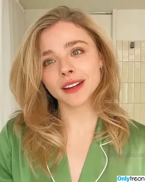 Chloë Grace Moretz / chloegmoretz nude photo #0512