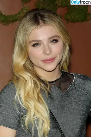 Chloë Grace Moretz / chloegmoretz nude photo #0542