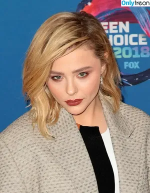 Chloë Grace Moretz / chloegmoretz nude photo #0593