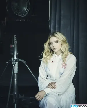 Chloë Grace Moretz / chloegmoretz nude photo #0608