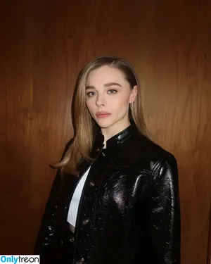 Chloë Grace Moretz / chloegmoretz nude photo #0630