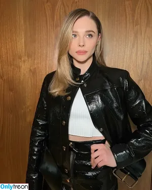 Chloë Grace Moretz / chloegmoretz nude photo #0631
