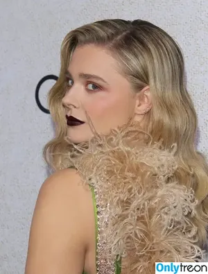 Chloë Grace Moretz / chloegmoretz nude photo #0682