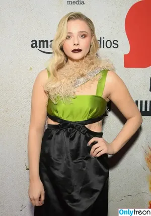 Chloë Grace Moretz / chloegmoretz nude photo #0686