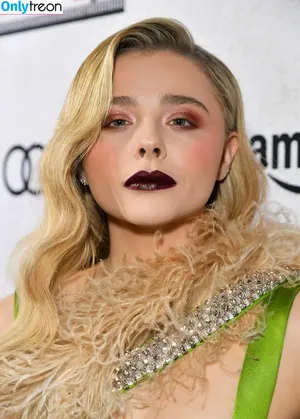 Chloë Grace Moretz / chloegmoretz nude photo #0690
