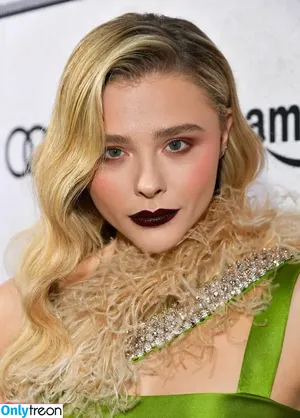 Chloë Grace Moretz / chloegmoretz nude photo #0701