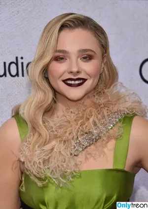 Chloë Grace Moretz / chloegmoretz nude photo #0703