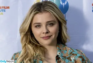 Chloë Grace Moretz / chloegmoretz nude photo #0732