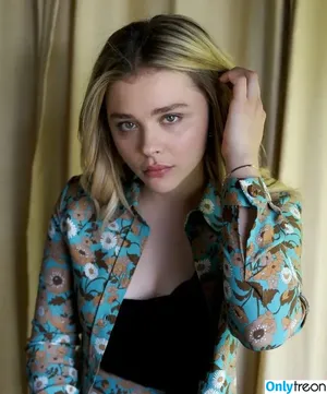 Chloë Grace Moretz / chloegmoretz nude photo #0738
