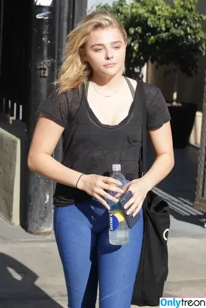 Chloë Grace Moretz / chloegmoretz nude photo #0746