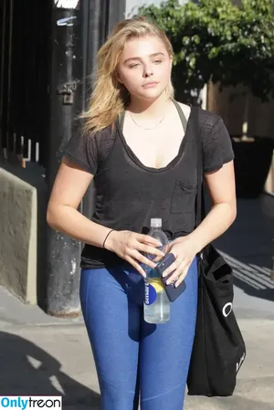 Chloë Grace Moretz / chloegmoretz nude photo #0750