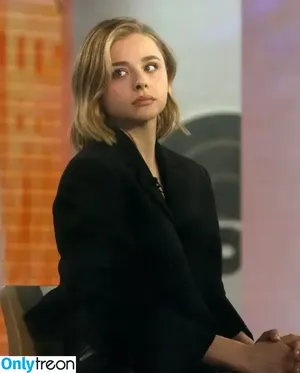 Chloë Grace Moretz / chloegmoretz nude photo #0895