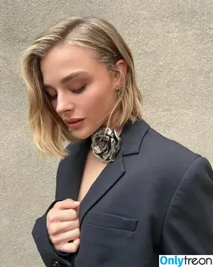 Chloë Grace Moretz / chloegmoretz nude photo #0901