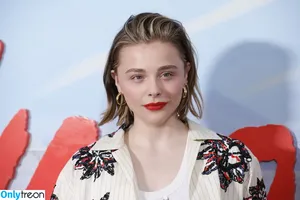 Chloë Grace Moretz / chloegmoretz nude photo #0910