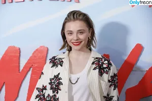 Chloë Grace Moretz / chloegmoretz nude photo #0913