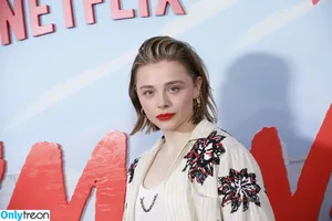 Chloë Grace Moretz / chloegmoretz nude photo #0914
