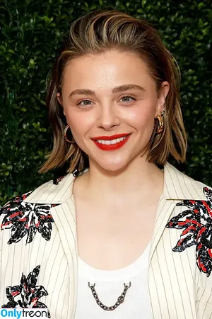 Chloë Grace Moretz / chloegmoretz nude photo #0925