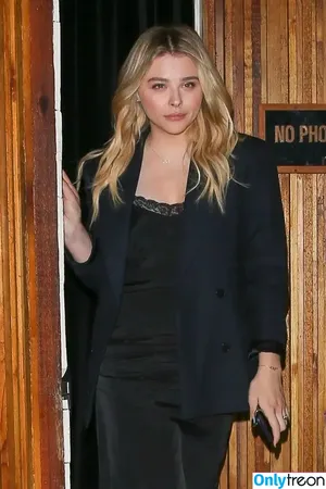 Chloë Grace Moretz / chloegmoretz nude photo #0936