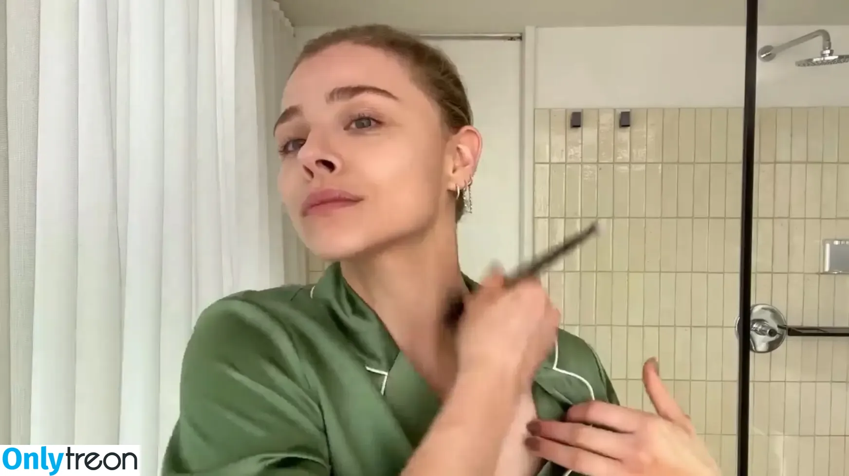 Chloë Grace Moretz nude photo #0514 (chloegmoretz)