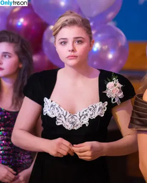 Chloë Grace Moretz / chloegmoretz nude photo #1418