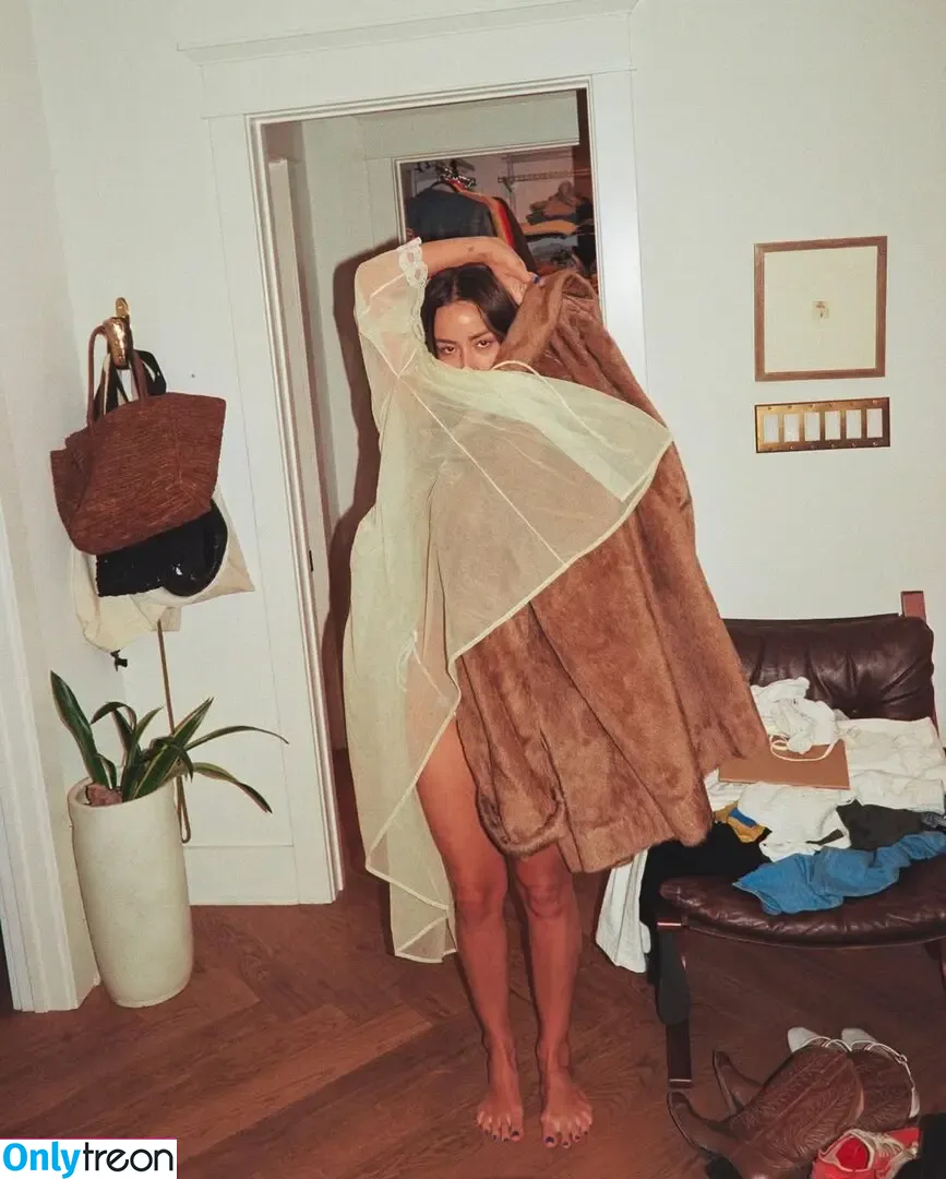 Chloe Bennet nude photo #0809 (chloebennet)