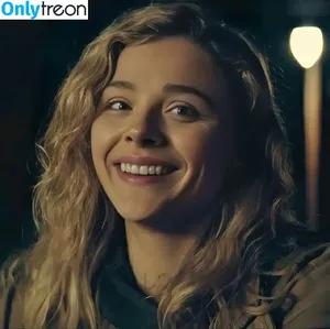 Chloe Grace Moretz / ChloeGMoretz nude photo #0500