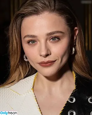 Chloe Grace Moretz / ChloeGMoretz nude photo #0503