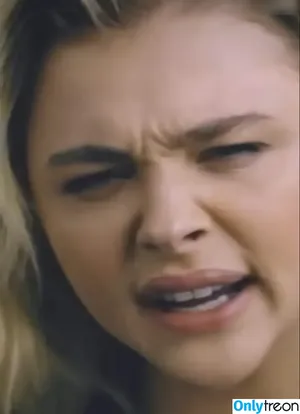 Chloe Grace Moretz / ChloeGMoretz nude photo #0522