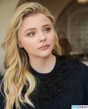 Chloe Grace Moretz / ChloeGMoretz nude photo #0525