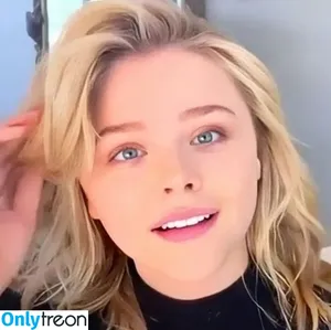 Chloe Grace Moretz / ChloeGMoretz nude photo #0529