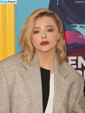 Chloe Grace Moretz / ChloeGMoretz nude photo #0534