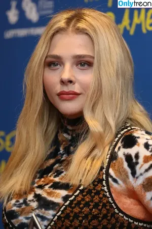 Chloe Grace Moretz / ChloeGMoretz nude photo #0546