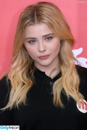 Chloe Grace Moretz / ChloeGMoretz nude photo #0547