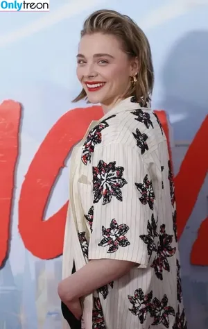 Chloe Grace Moretz / ChloeGMoretz nude photo #0561