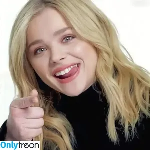 Chloe Grace Moretz / ChloeGMoretz nude photo #0570