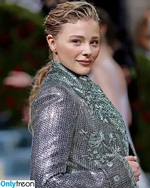 Chloe Grace Moretz / ChloeGMoretz nude photo #0576